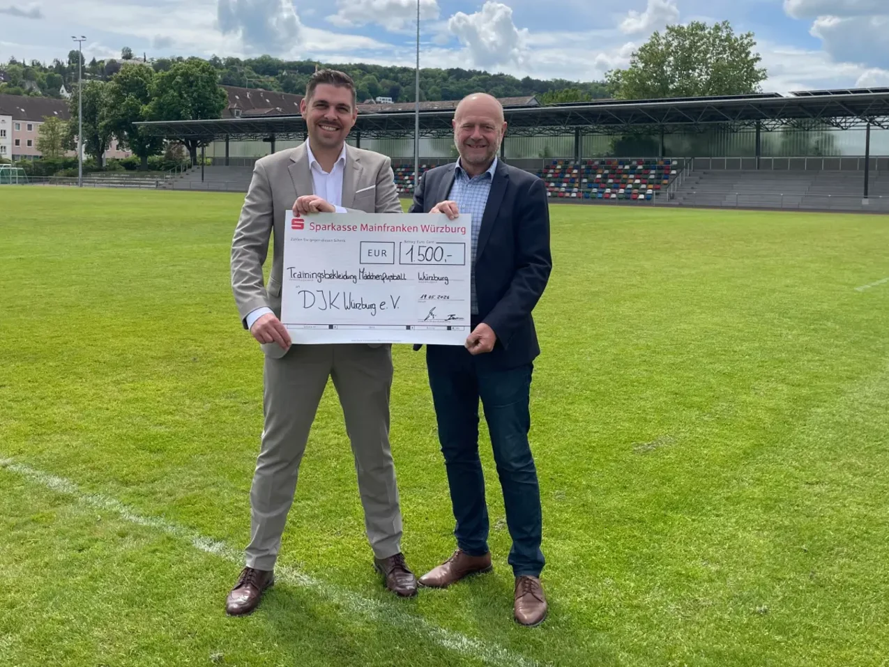 Spende für den Mädchenfußball bei der DJK Würzburg